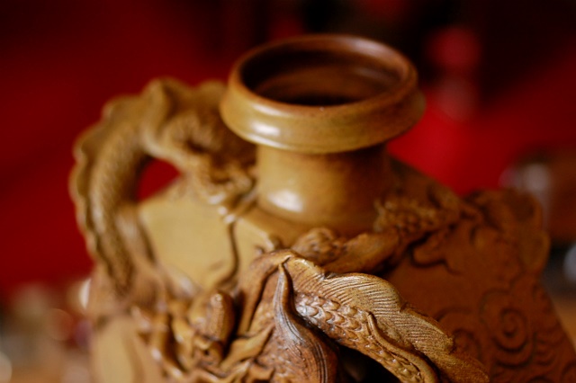 小橋川勇在銘壺屋焼浮龍文香炉　沖縄陶器　木箱　陶芸　作家　目立った傷や汚れなし ∞ 南 美 ∞ 小橋川勇 壺屋焼 龍巻 香炉 共箱付き 最大径